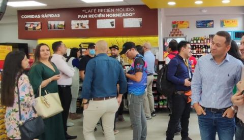 PEREIRA LE DA LA BIENVENIDA A OXXO 